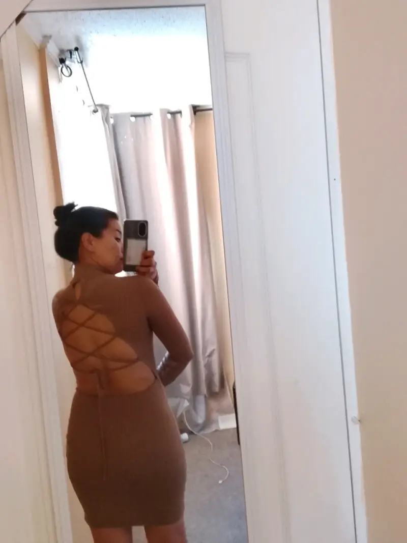 Vestido ajustado marrón con espalda descubierta - 1