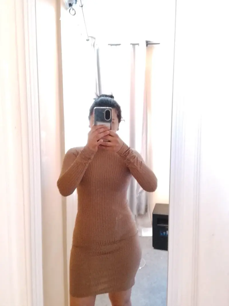 Vestido ajustado marrón con espalda descubierta - 2