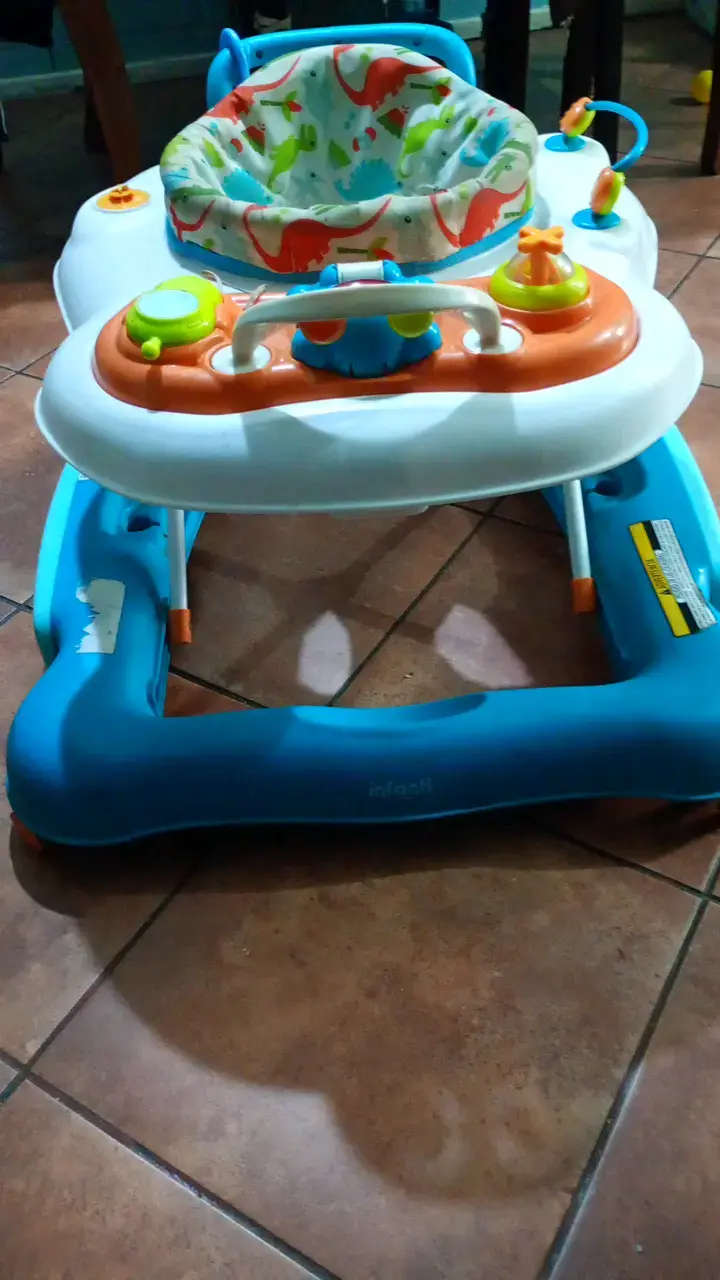 Andador para bebé Infanti con juguetes interactivos - 2