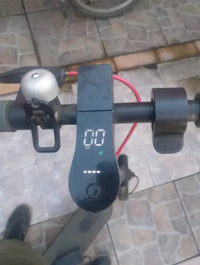 Scooter eléctrico en perfectas condiciones - miniatura 3