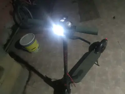 Scooter eléctrico en perfectas condiciones - miniatura 5