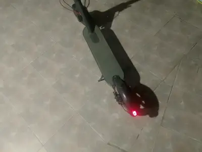 Scooter eléctrico en perfectas condiciones - miniatura 6