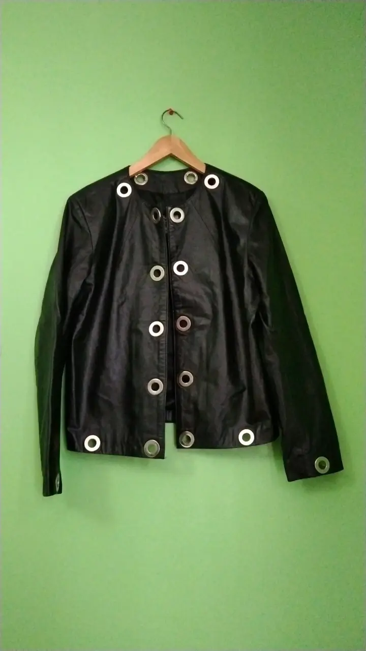 Chaqueta de cuero negra con ojales metálicos