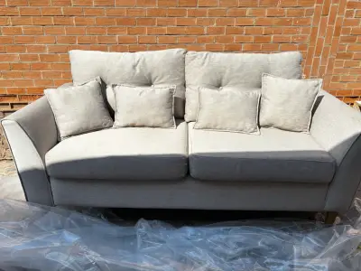 Sofá de tela beige con cojines - miniatura 1