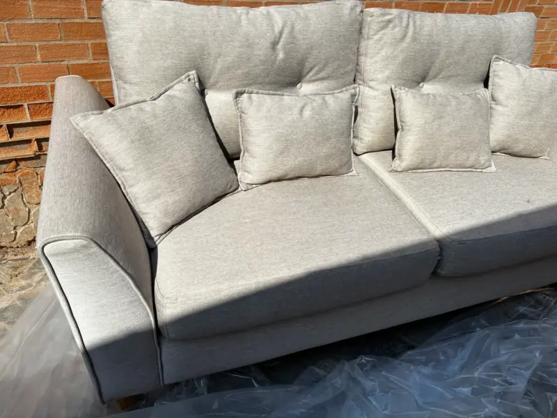 Sofá de tela beige con cojines - 2