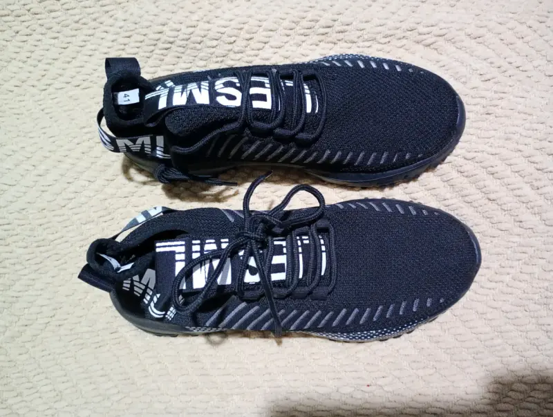 Zapatillas deportivas negras con diseño moderno - 1