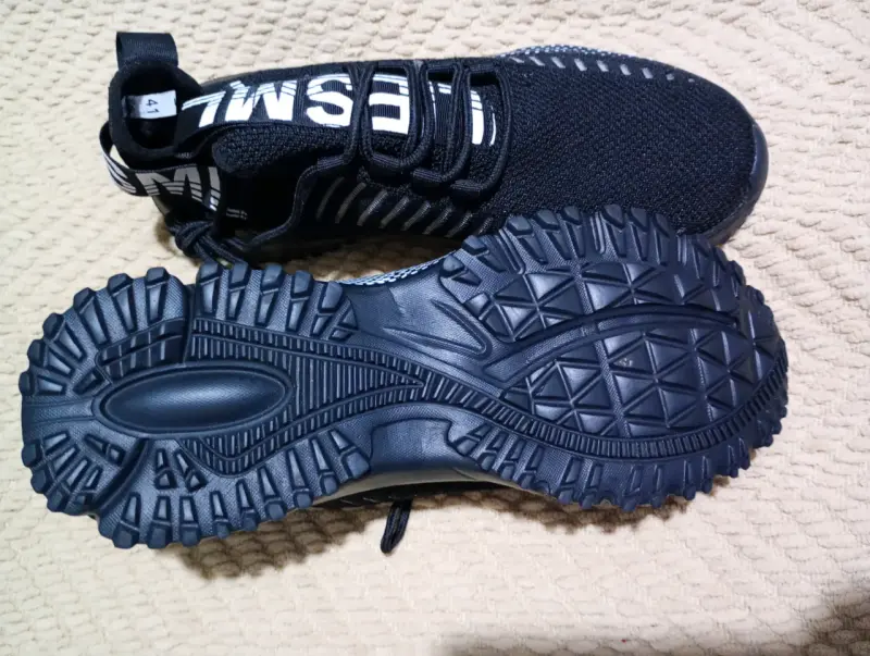 Zapatillas deportivas negras con diseño moderno - 2