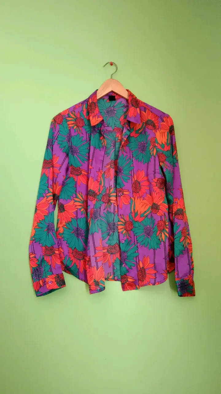 Camisa vintage de flores colorida
