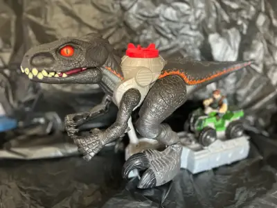 Indoraptor Jurassic World Motorizado de Imaginext - miniatura 1