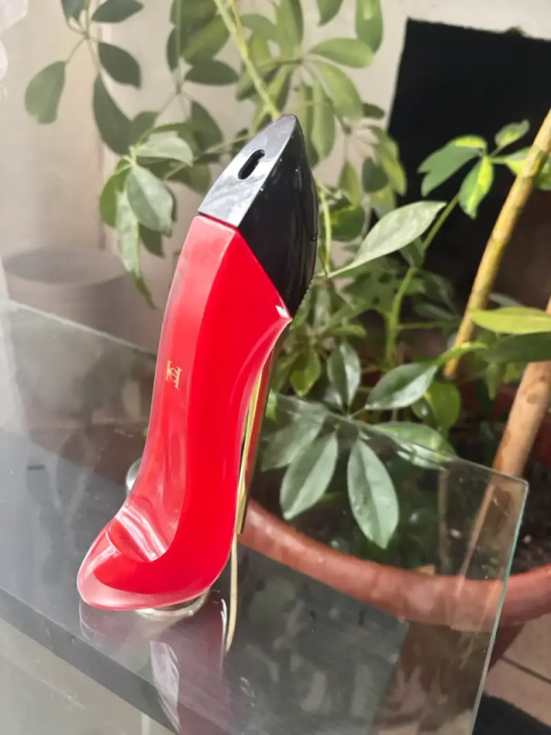 Perfume en forma de zapato rojo elegante