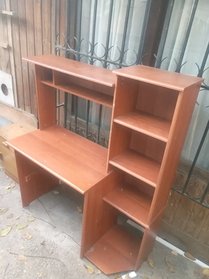 Escritorio de madera con estantes - 1