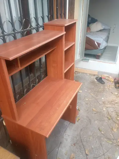 Escritorio de madera con estantes - miniatura 2