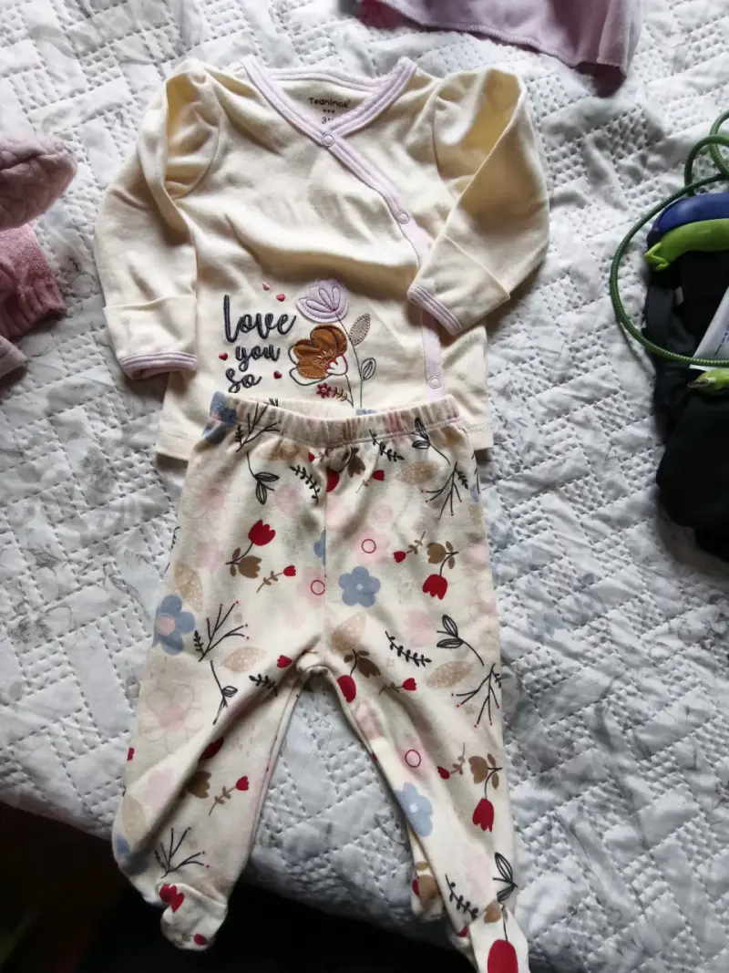 Conjunto de bebé Tedimak con diseño floral