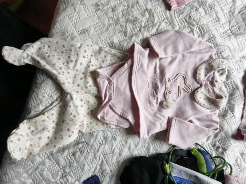 Conjunto de bebé rosado con diseño floral