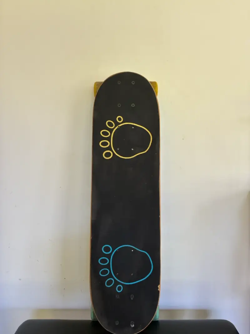 Longboard con diseño colorido y ruedas amarillas - 1