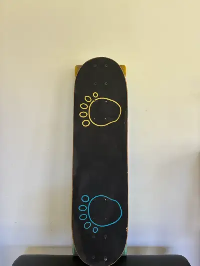 Longboard con diseño colorido y ruedas amarillas - miniatura 1