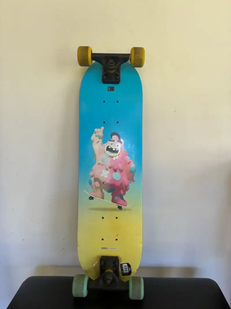 Longboard con diseño colorido y ruedas amarillas - 2
