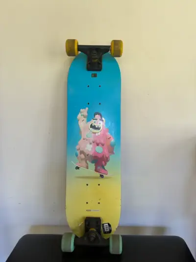Longboard con diseño colorido y ruedas amarillas - miniatura 2