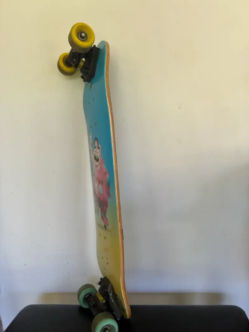 Longboard con diseño colorido y ruedas amarillas - 3