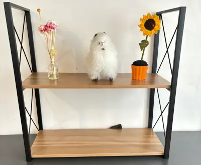 Estante de pared con diseño moderno y ganchos - miniatura 1