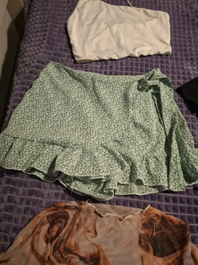 Falda corta verde con estampado floral - 1