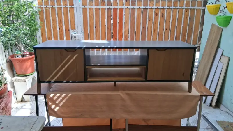 Mueble de TV moderno con puertas de madera - 1