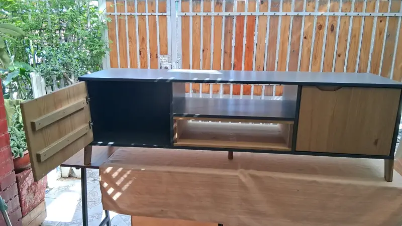Mueble de TV moderno con puertas de madera - 2