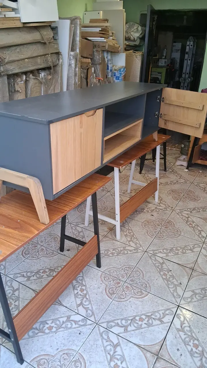 Mueble de TV moderno con puertas de madera - 4