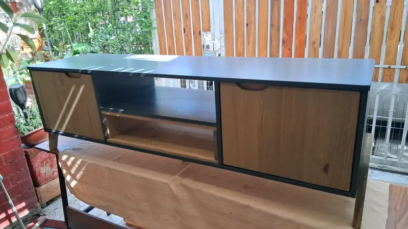 Mueble de TV moderno con puertas de madera - 6