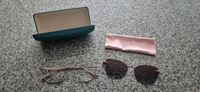 Gafas de sol con estuche y paño de limpieza - 1