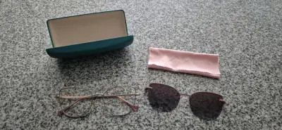 Gafas de sol con estuche y paño de limpieza - miniatura 1
