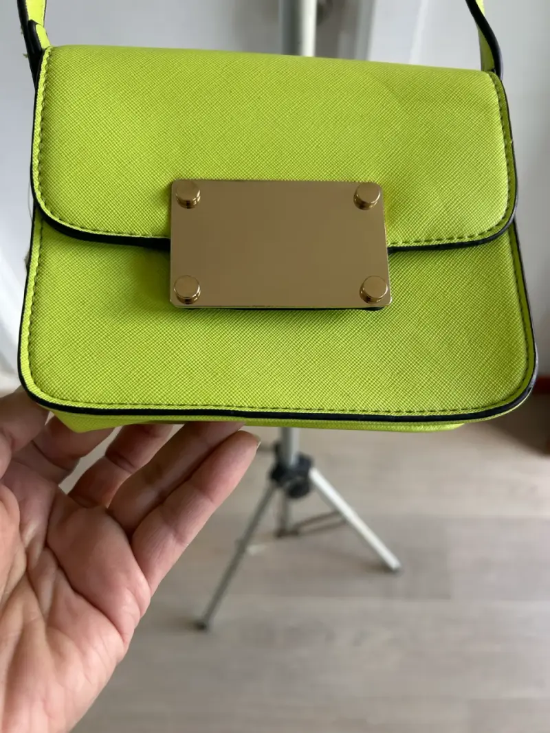 Cartera verde lima con placa dorada Aldo - 1