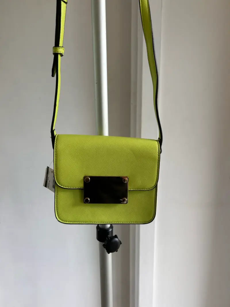 Cartera verde lima con placa dorada Aldo - 4