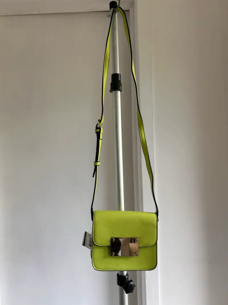 Cartera verde lima con placa dorada Aldo - 5
