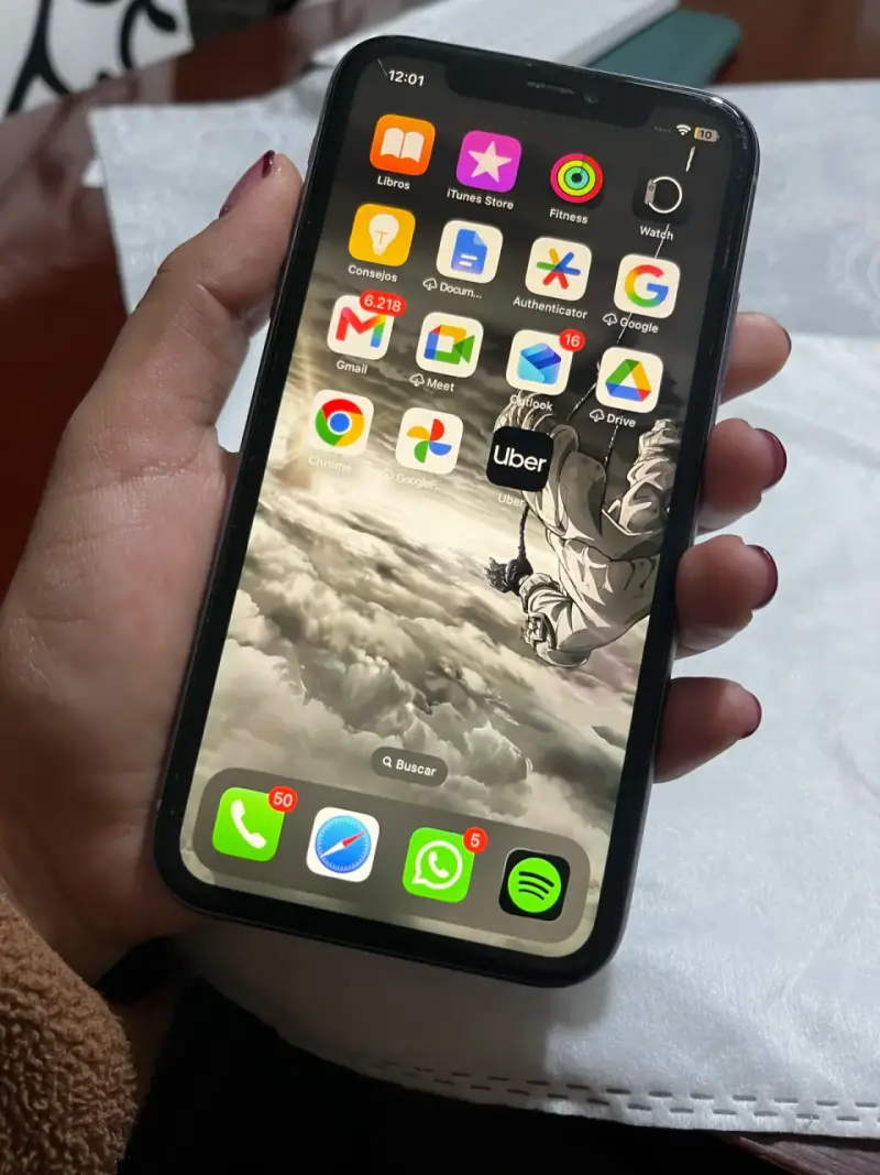iPhone 11 en buen estado color lila - 1