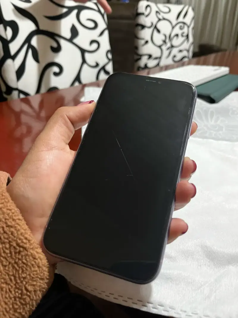 iPhone 11 en buen estado color lila - 2