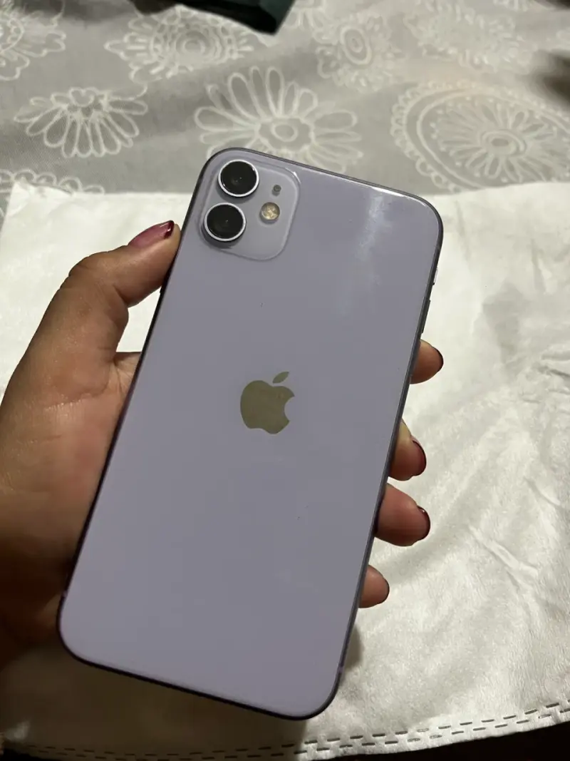 iPhone 11 en buen estado color lila - 3