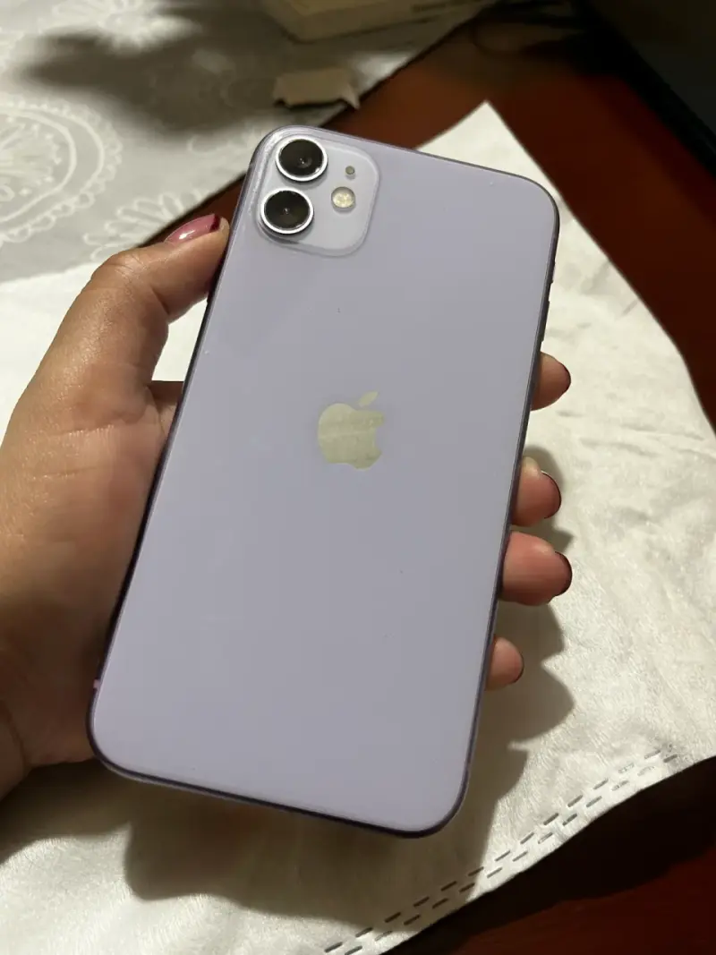 iPhone 11 en buen estado color lila - 4