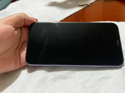 iPhone 11 en buen estado color lila - miniatura 6
