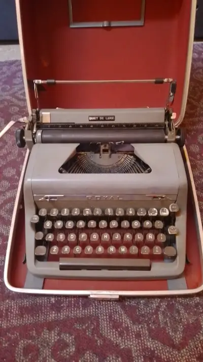 Máquina de escribir Royal Quiet De Luxe vintage - miniatura 1