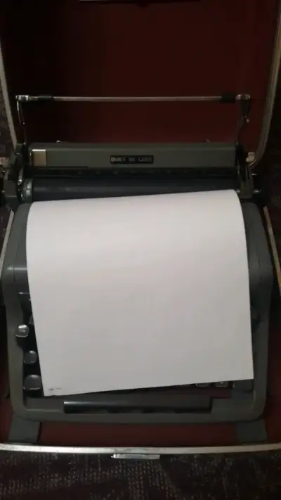 Máquina de escribir Royal Quiet De Luxe vintage - miniatura 3