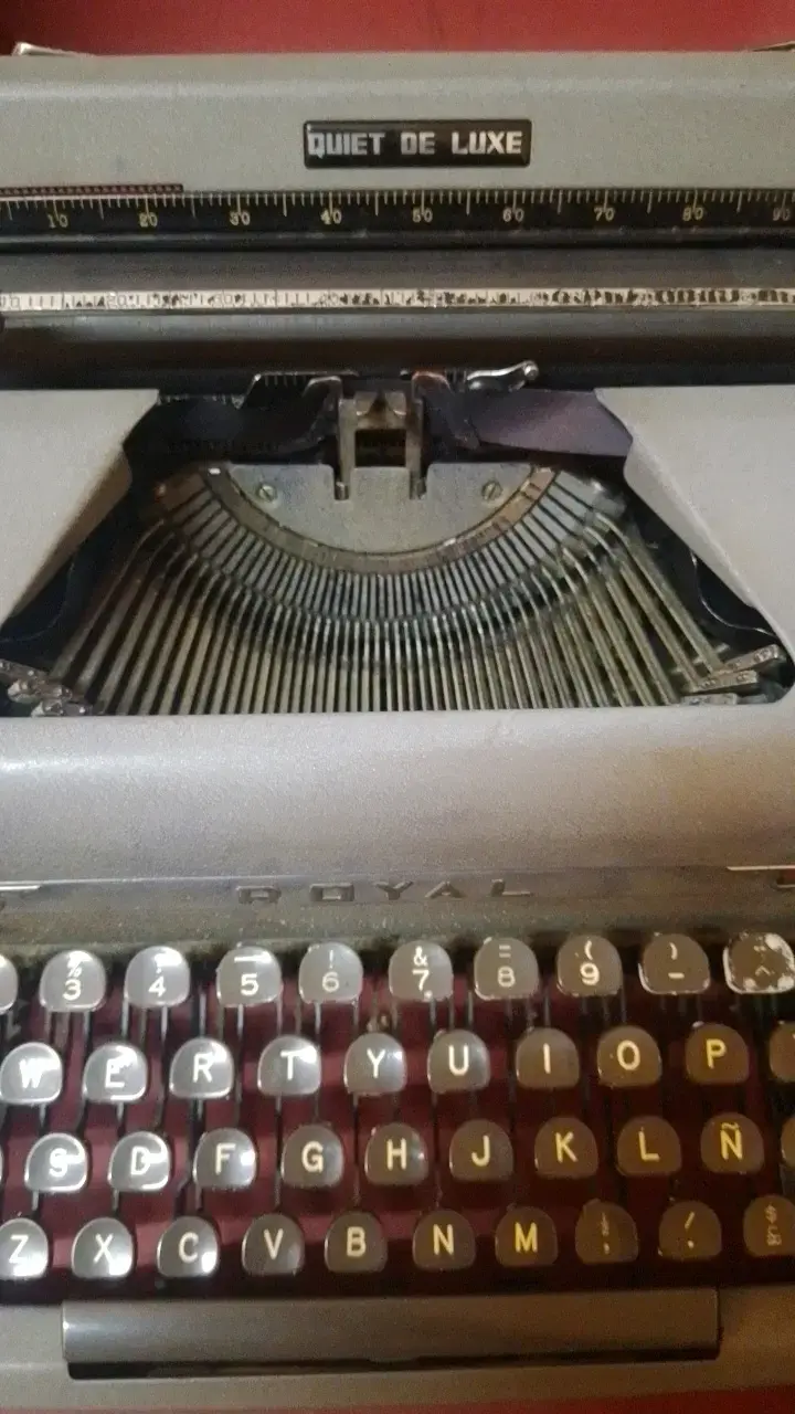 Máquina de escribir Royal Quiet De Luxe vintage - 6