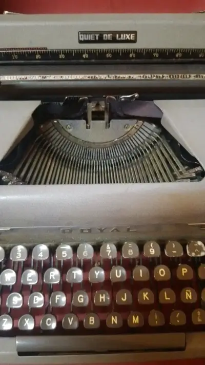 Máquina de escribir Royal Quiet De Luxe vintage - miniatura 6