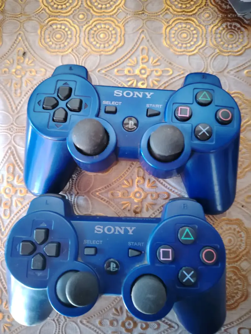 Consola PS3 con juegos y controles - 2