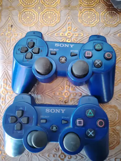 Consola PS3 con juegos y controles - miniatura 2
