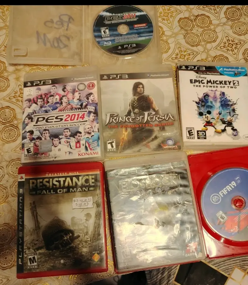 Consola PS3 con juegos y controles - 3