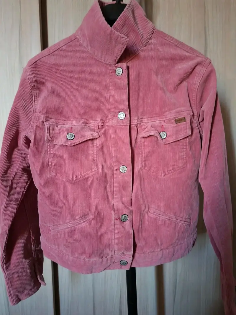 Chaqueta de pana rosada para mujer