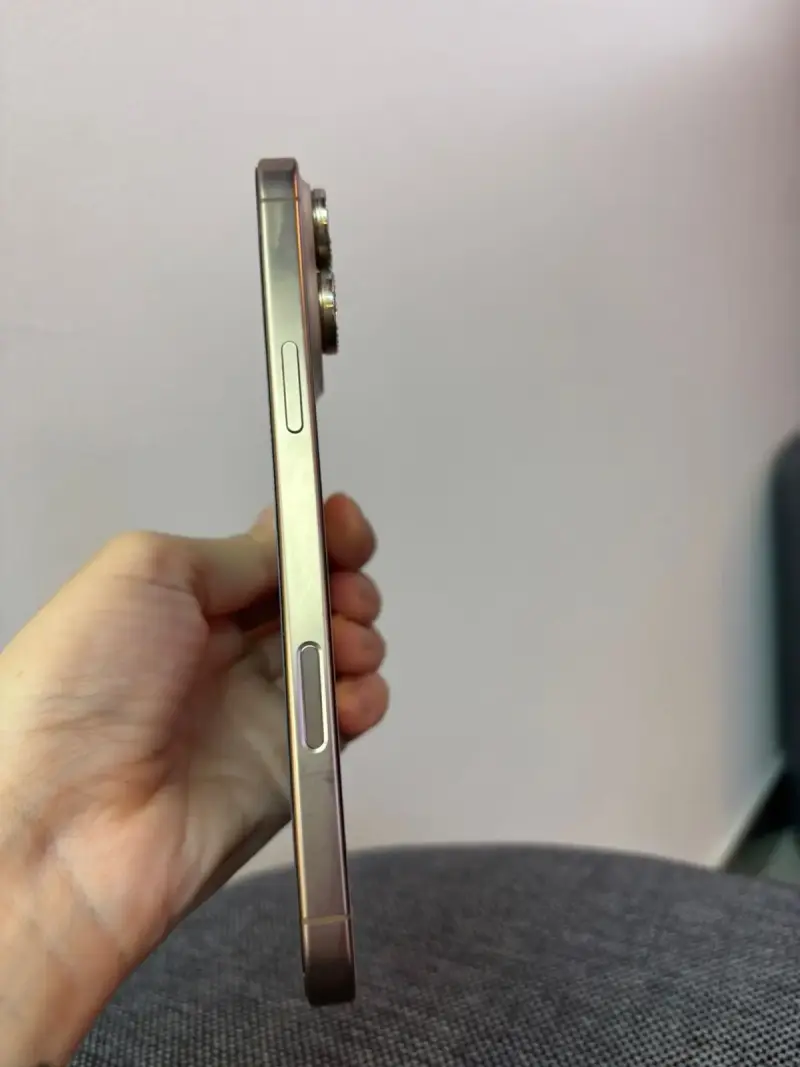 iPhone 16 Pro Max 512 gb Titanium única dueña - 3