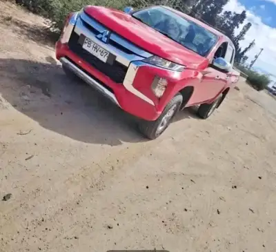 Camioneta Mitsubishi roja en buen estado - miniatura 1