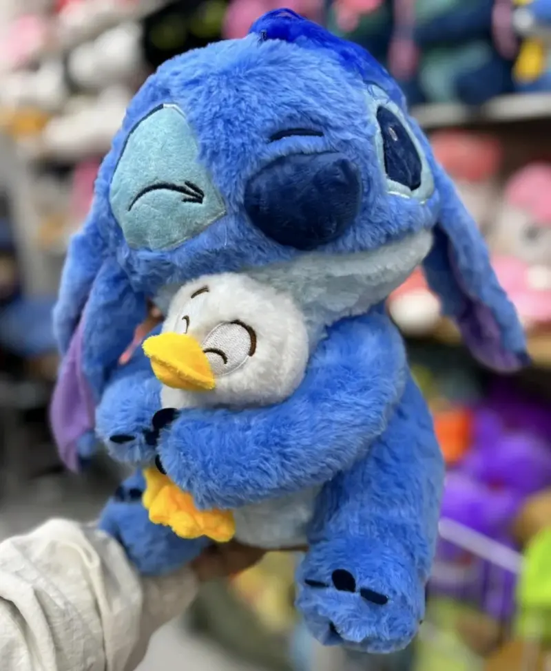 Peluche Stitch abrazando a pato 30 cm